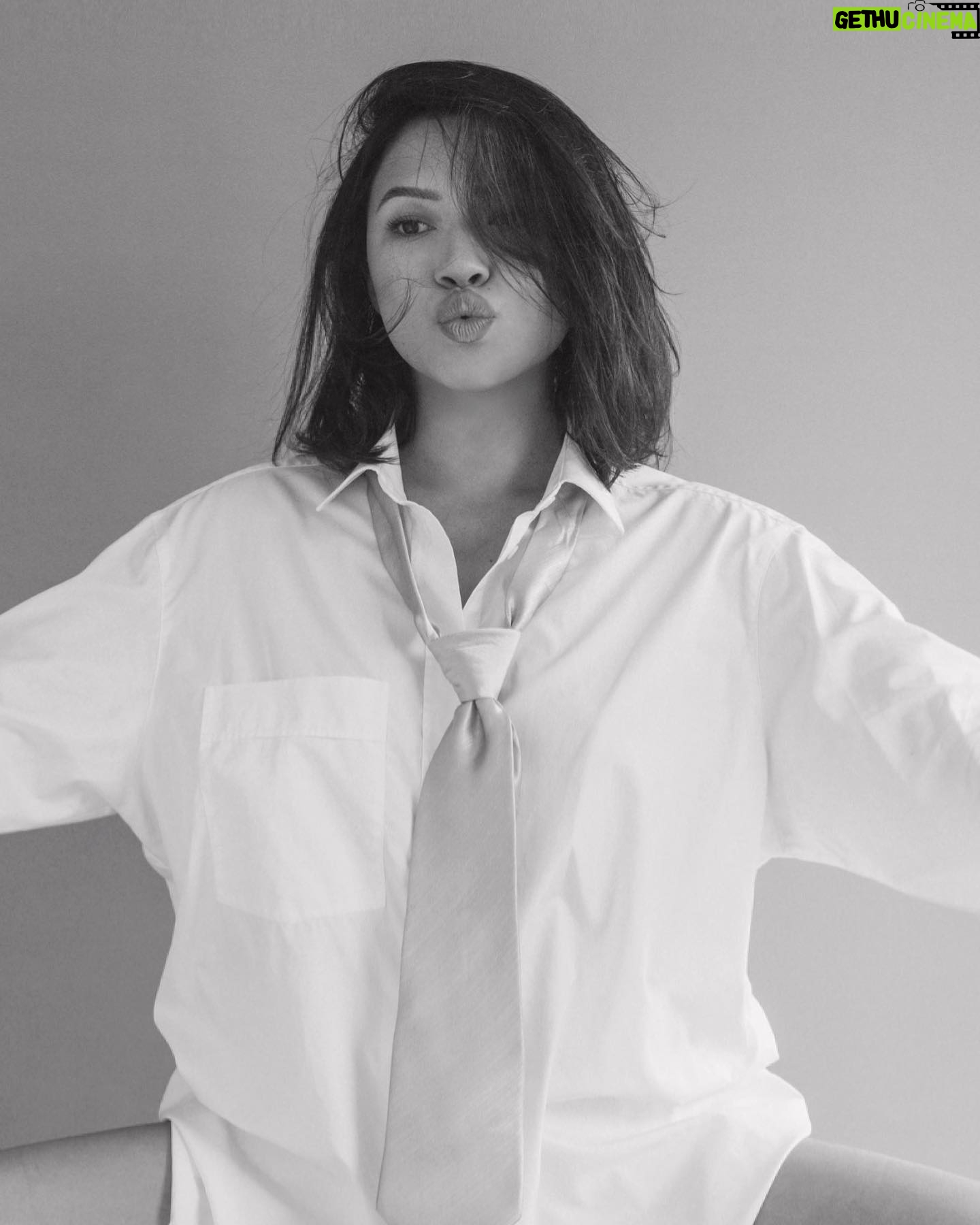 Julia Kelly Instagram - bossy Shot by my love @lisarichov