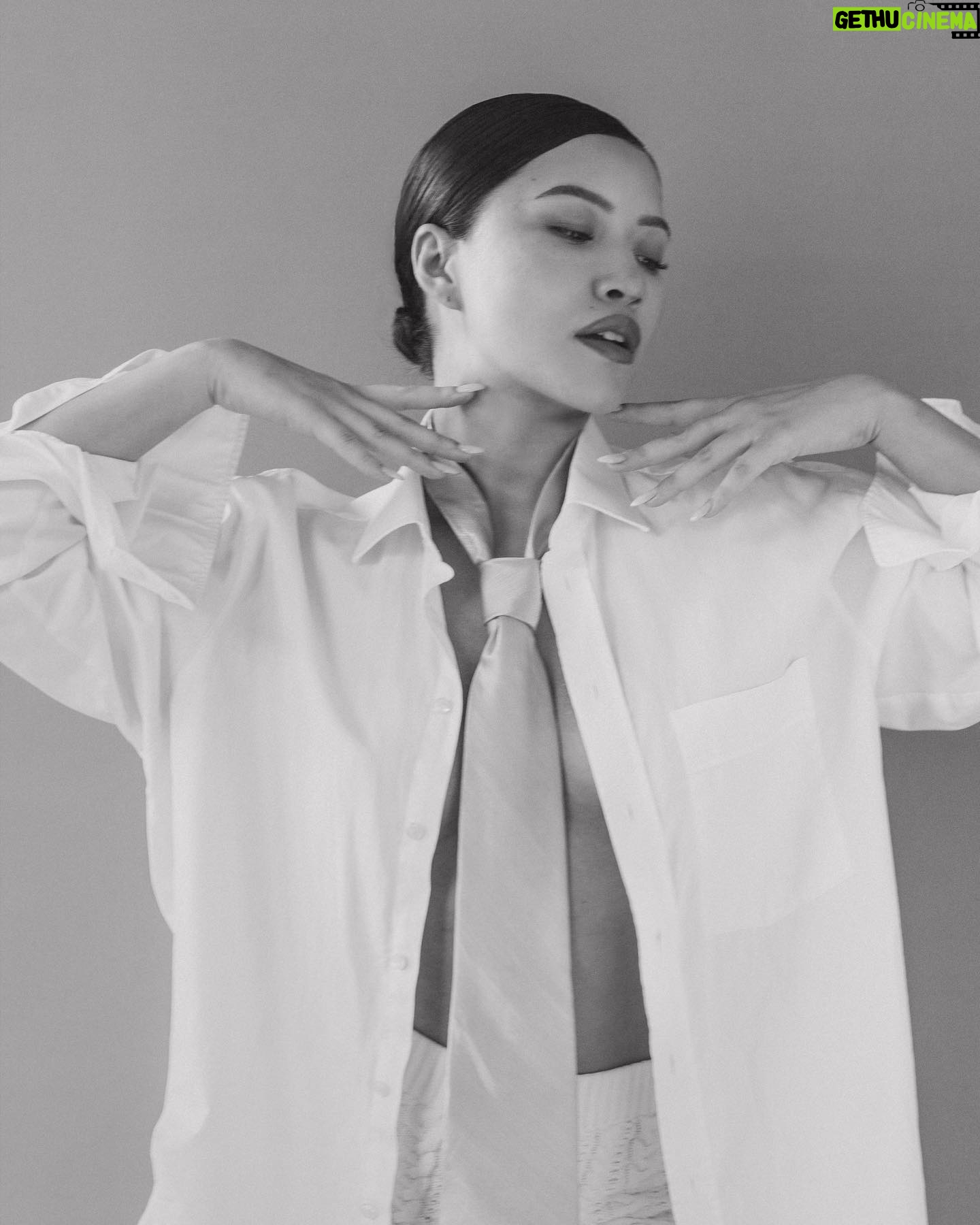 Julia Kelly Instagram - bossy Shot by my love @lisarichov