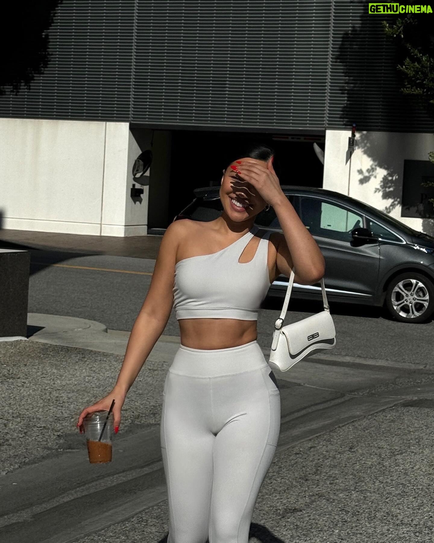 Julia Kelly Instagram - Back in sunny LA ☺︎ Set is @meshki #meshkipartner