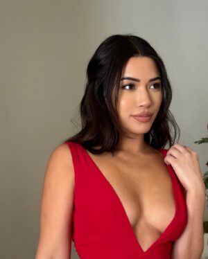 Julia Kelly Instagram - tis’ the season 💌