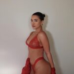 Julia Kelly Instagram - christmas came early 💌 @loungeunderwear is having a 60% off sale that’s too good to pass up!
