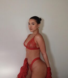 Julia Kelly Instagram - christmas came early 💌 @loungeunderwear is having a 60% off sale that’s too good to pass up!