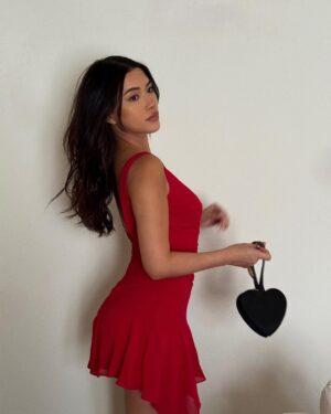 Julia Kelly Instagram - tis’ the season 💌