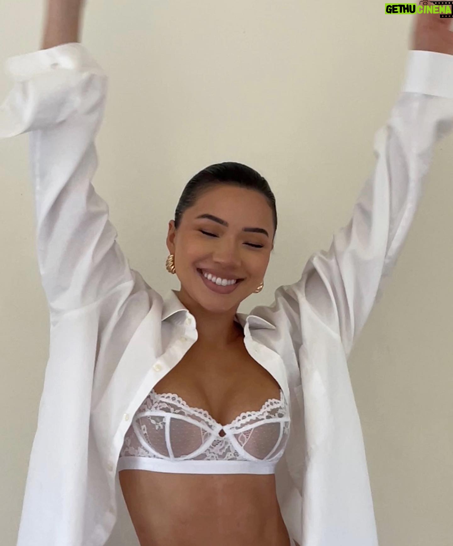 Julia Kelly Instagram - I wanna be hugged for a week straight ☽⭐︎🫂☁️