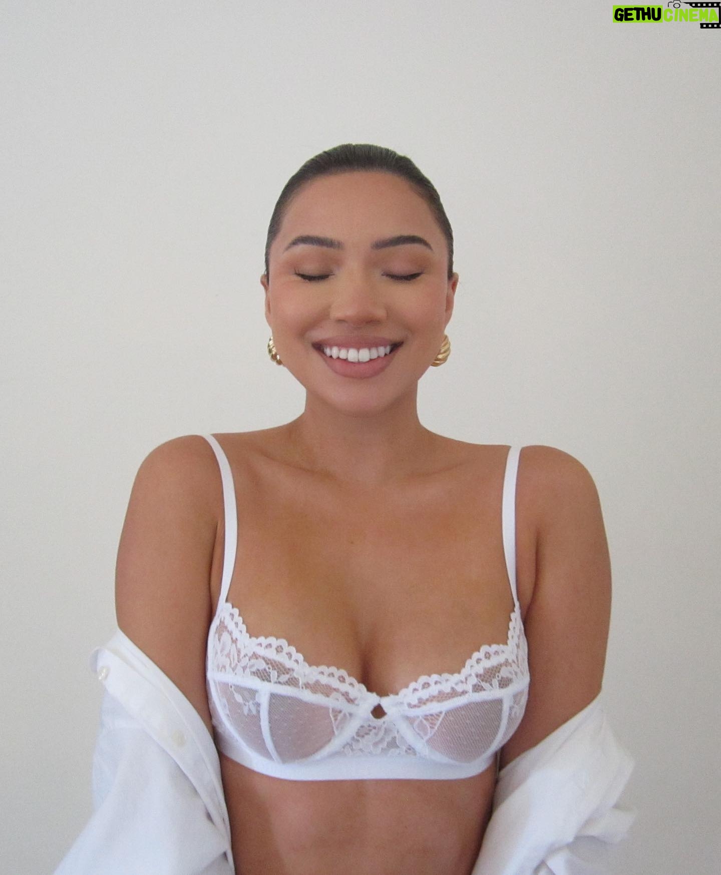 Julia Kelly Instagram - I wanna be hugged for a week straight ☽⭐︎🫂☁️
