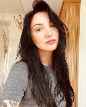Julia Michaels Instagram - What would be your best pick up line to make a new friend