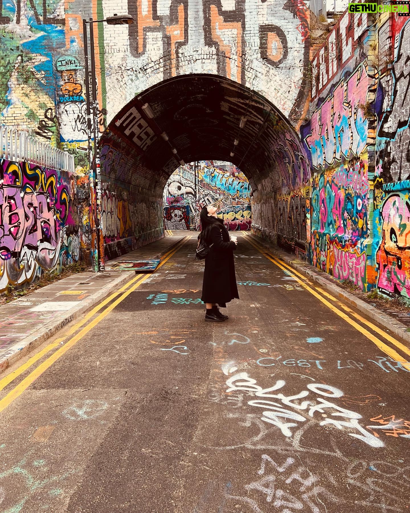 Julia Michaels Instagram - I really suck at documenting where I am and what I’m doing. But London I love you. Thank you for all the memories I didn’t take pictures of. ❤️