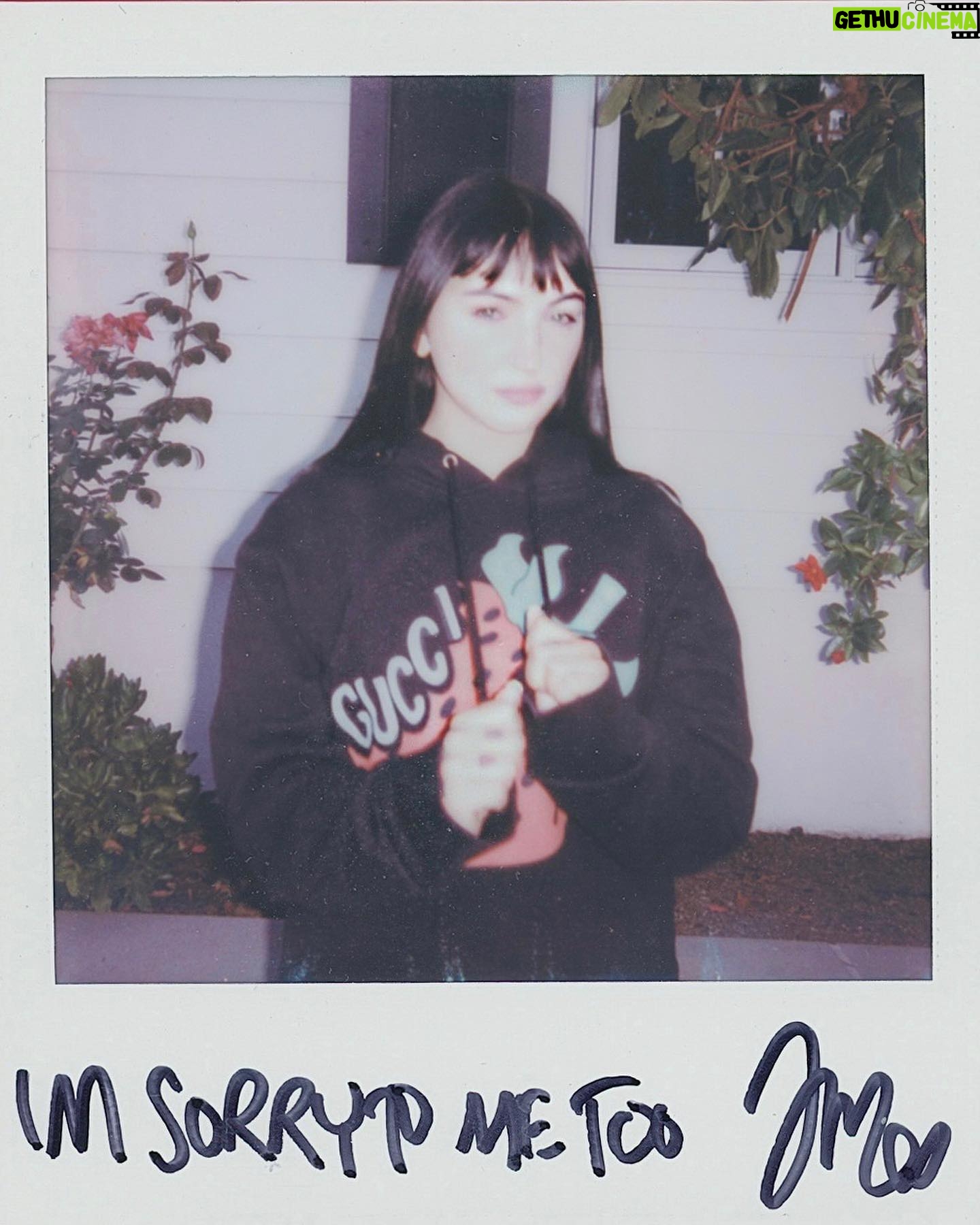 Julia Michaels Instagram - Going into the new year with clear skin, more ass than torso, new love, amazing friends, incredible family, a less shitty drummer in my heart (thank you for fixing me @cedarssinai ) and more self love than I’ve ever felt. Thank you to everyone that made all these incredible achievements happen this year and all the sorry to me too love. BRB gonna go write a New Years resolution list and then never actually do any of it. ❤️🤌🏼