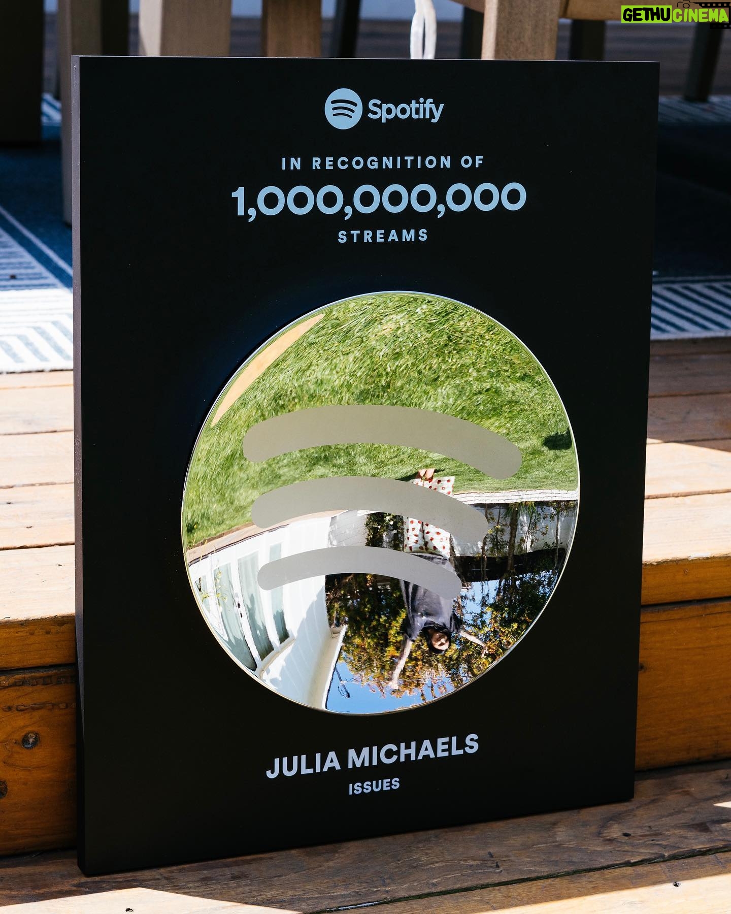 Julia Michaels Instagram - Going into the new year with clear skin, more ass than torso, new love, amazing friends, incredible family, a less shitty drummer in my heart (thank you for fixing me @cedarssinai ) and more self love than I’ve ever felt. Thank you to everyone that made all these incredible achievements happen this year and all the sorry to me too love. BRB gonna go write a New Years resolution list and then never actually do any of it. ❤️🤌🏼