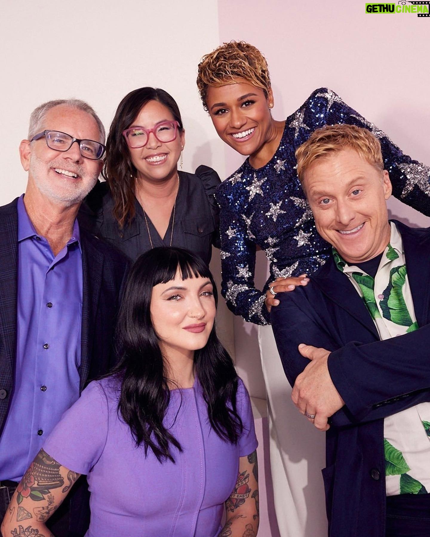 Julia Michaels Instagram - Going into the new year with clear skin, more ass than torso, new love, amazing friends, incredible family, a less shitty drummer in my heart (thank you for fixing me @cedarssinai ) and more self love than I’ve ever felt. Thank you to everyone that made all these incredible achievements happen this year and all the sorry to me too love. BRB gonna go write a New Years resolution list and then never actually do any of it. ❤️🤌🏼