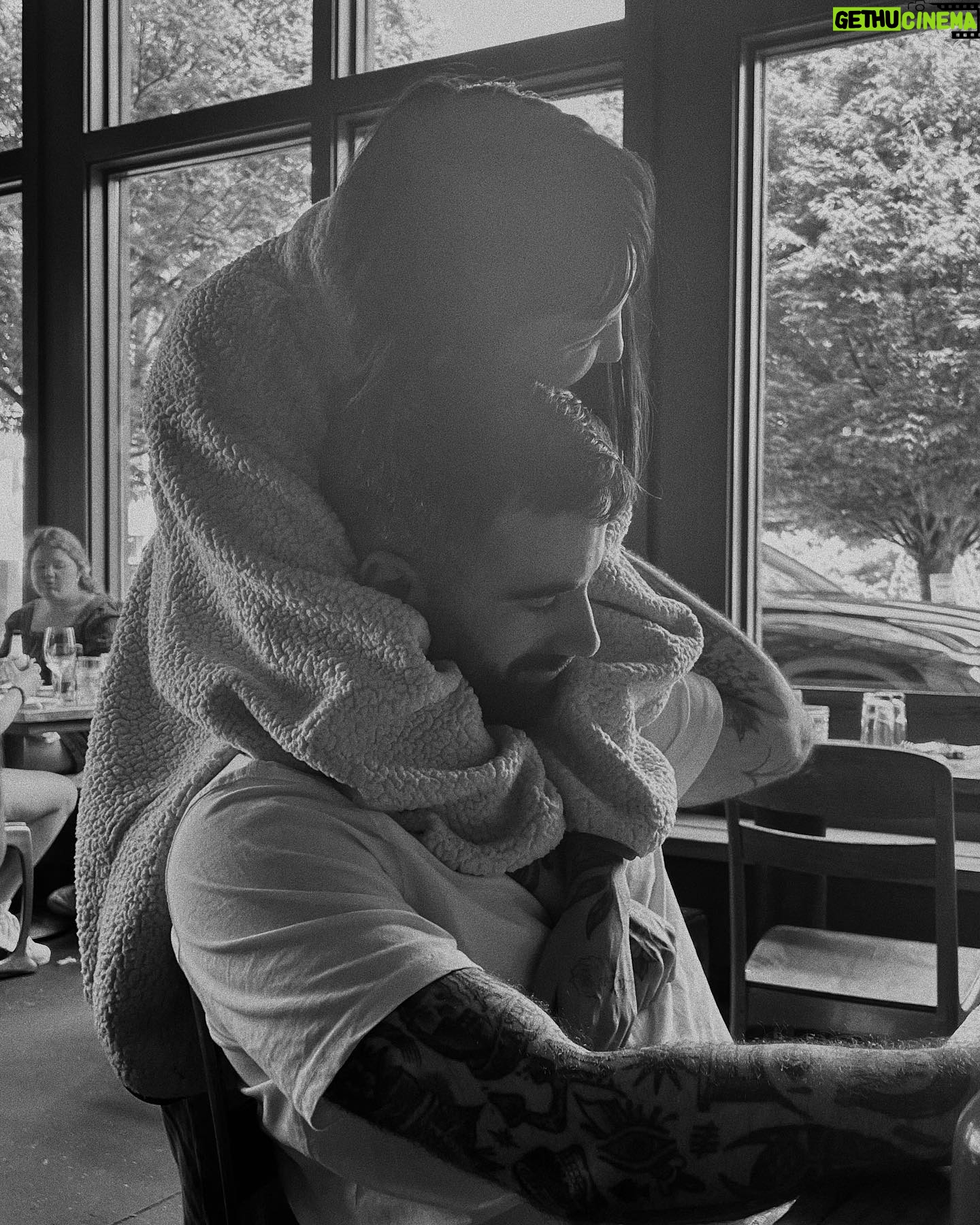 Julia Michaels Instagram - Going into the new year with clear skin, more ass than torso, new love, amazing friends, incredible family, a less shitty drummer in my heart (thank you for fixing me @cedarssinai ) and more self love than I’ve ever felt. Thank you to everyone that made all these incredible achievements happen this year and all the sorry to me too love. BRB gonna go write a New Years resolution list and then never actually do any of it. ❤️🤌🏼