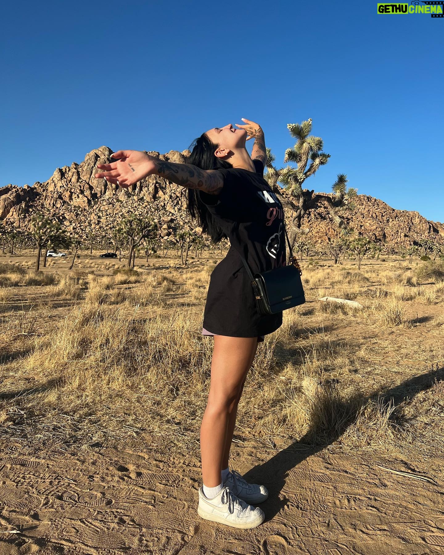 Julia Michaels Instagram - Going into the new year with clear skin, more ass than torso, new love, amazing friends, incredible family, a less shitty drummer in my heart (thank you for fixing me @cedarssinai ) and more self love than I’ve ever felt. Thank you to everyone that made all these incredible achievements happen this year and all the sorry to me too love. BRB gonna go write a New Years resolution list and then never actually do any of it. ❤️🤌🏼