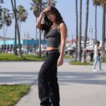 Julia Morgante Instagram - je crois que la plus jolie c’est la 2ème mais j’suis pas sûre 🤘🏼 photo @lilybarriere ( faceapp pour se lisser la figure, classique) haut @revolve offert pendant le festival pantalon @sheinofficial (tapez « EZwear Pantalon Cargo Taille Haute À Poche À Rabat » même si c’est pas une photo sponso il est tellement confort que je me dois de vous le repartager, c’est kdo, de rien)