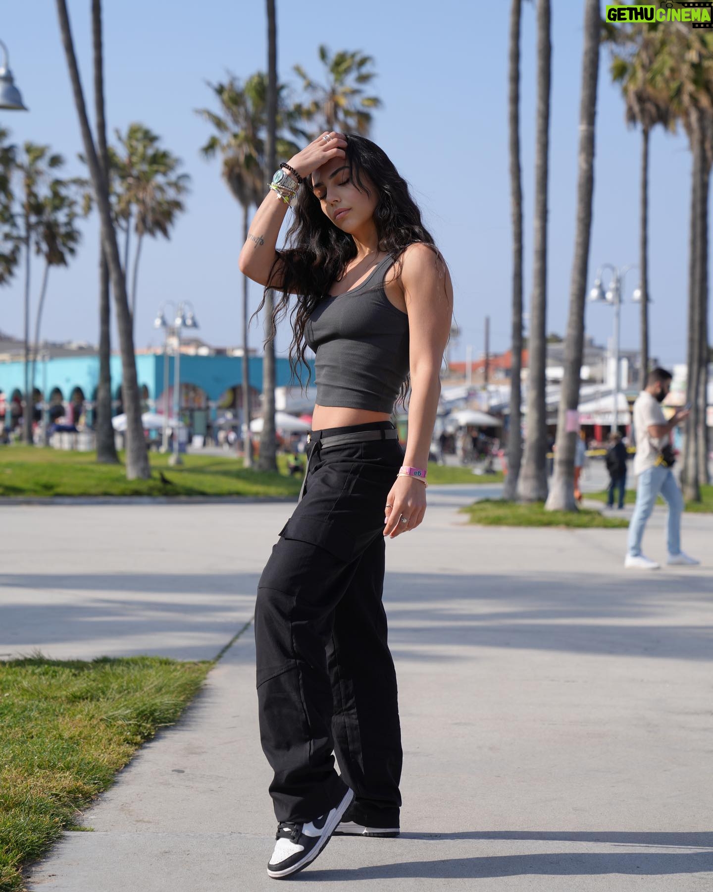 Julia Morgante Instagram - je crois que la plus jolie c’est la 2ème mais j’suis pas sûre 🤘🏼 photo @lilybarriere ( faceapp pour se lisser la figure, classique) haut @revolve offert pendant le festival pantalon @sheinofficial (tapez « EZwear Pantalon Cargo Taille Haute À Poche À Rabat » même si c’est pas une photo sponso il est tellement confort que je me dois de vous le repartager, c’est kdo, de rien)