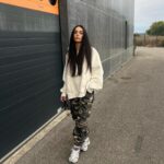 Julia Morgante Instagram - PASSION gros sweat oversize ! encore une tenue full @prettylittlething 🌵(et sans vouloir influencer personne, sachez qu’en ce moment le site présente -40%, bon timming pour se refaire une garde robe d’hiver oupsssiii) #collaboration #jailissémafigure
