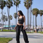 Julia Morgante Instagram - je crois que la plus jolie c’est la 2ème mais j’suis pas sûre 🤘🏼 photo @lilybarriere ( faceapp pour se lisser la figure, classique) haut @revolve offert pendant le festival pantalon @sheinofficial (tapez « EZwear Pantalon Cargo Taille Haute À Poche À Rabat » même si c’est pas une photo sponso il est tellement confort que je me dois de vous le repartager, c’est kdo, de rien)