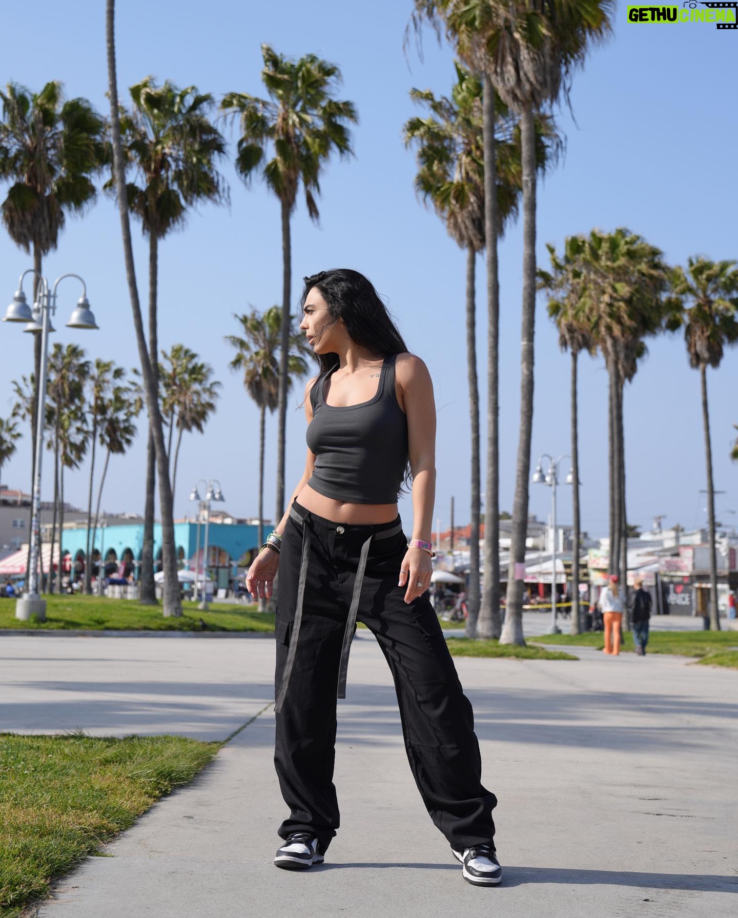 Julia Morgante Instagram - je crois que la plus jolie c’est la 2ème mais j’suis pas sûre 🤘🏼 photo @lilybarriere ( faceapp pour se lisser la figure, classique) haut @revolve offert pendant le festival pantalon @sheinofficial (tapez « EZwear Pantalon Cargo Taille Haute À Poche À Rabat » même si c’est pas une photo sponso il est tellement confort que je me dois de vous le repartager, c’est kdo, de rien)