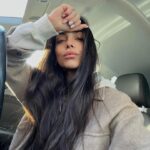 Julia Morgante Instagram - un petit selfie pour commencer l’année ! ne m’oubliez pas trop quand même, promis je suis toujours là 😏 ma bouche : @lestudiodusourcil mes ongles : @les._.demoiselles
