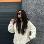 Julia Morgante Instagram - PASSION gros sweat oversize ! encore une tenue full @prettylittlething 🌵(et sans vouloir influencer personne, sachez qu’en ce moment le site présente -40%, bon timming pour se refaire une garde robe d’hiver oupsssiii) #collaboration #jailissémafigure