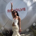 Julia Morgante Instagram - comment résumer 3 jours de festival en quelques secondes ? 👽🛸 (je vous laisse trouver, je sais que vous avez de l’imagination ahah) pour ce qui est de ma routine capillaire, afin de ne pas trop abîmer mes cheveux avec les coiffures j’ai eu la chance d’être accompagnée de la prestigieuse marque @schwarzkopf et de sa gamme ULTIMATE REPAIR ! ma routine spéciale cheveux abimés avec #schwarzkopfcreators : le SHAMPOING RÉPARATION pour réparer et renforcer mes pti cheveux tout fins, un SOIN RÉPARATION à la kératine liquide pour faire briller et réparer, et un SPRAY PROTECTION à la kératine pour protéger mes pti veuch des appareils chauffants ! sans oublier ma LAQUE KÉRATINE (best composant) pour une fixation longue durée sans abîmer, et en protégeant ! merci encore à #schwarzkopf, à @lilybarriere pour les images, aux filles pour cette ambiance et surtout à @masinfluenceragency pour ces moments inoubliables 🫶🏼 ad