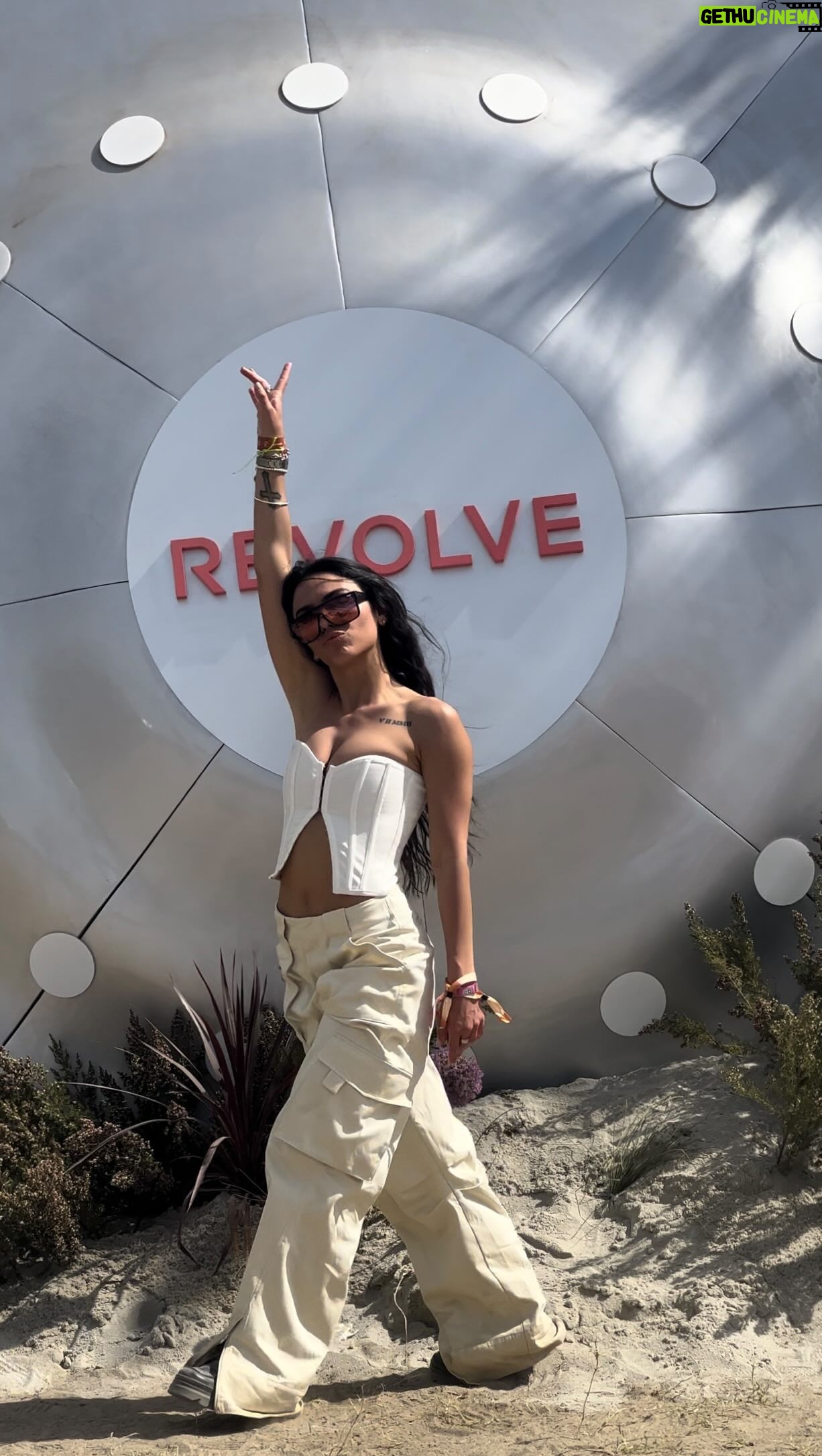 Julia Morgante Instagram - comment résumer 3 jours de festival en quelques secondes ? 👽🛸 (je vous laisse trouver, je sais que vous avez de l’imagination ahah) pour ce qui est de ma routine capillaire, afin de ne pas trop abîmer mes cheveux avec les coiffures j’ai eu la chance d’être accompagnée de la prestigieuse marque @schwarzkopf et de sa gamme ULTIMATE REPAIR ! ma routine spéciale cheveux abimés avec #schwarzkopfcreators : le SHAMPOING RÉPARATION pour réparer et renforcer mes pti cheveux tout fins, un SOIN RÉPARATION à la kératine liquide pour faire briller et réparer, et un SPRAY PROTECTION à la kératine pour protéger mes pti veuch des appareils chauffants ! sans oublier ma LAQUE KÉRATINE (best composant) pour une fixation longue durée sans abîmer, et en protégeant ! merci encore à #schwarzkopf, à @lilybarriere pour les images, aux filles pour cette ambiance et surtout à @masinfluenceragency pour ces moments inoubliables 🫶🏼 ad