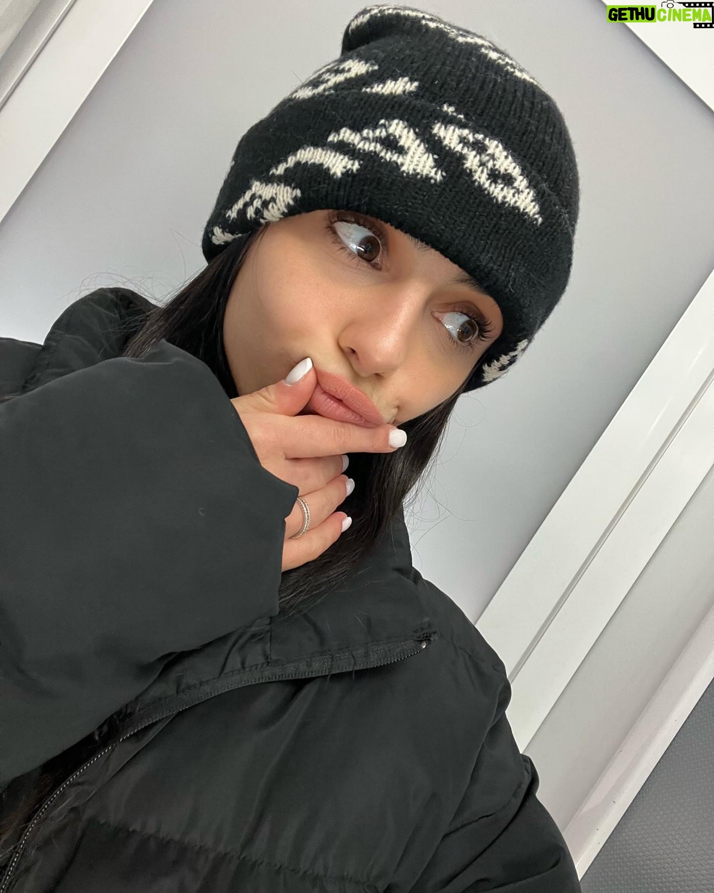 Julia Morgante Instagram - WINTER MOOD ⛄️ en attendant la demande de partenariat pour les Maldives, on opte pour les jogg oversize et les doudounes XXL ! ❄️ photo préférée ? sans oublier mes lèvres made in : @lestudiodusourcil et mes ongles made in : @les._.demoiselles