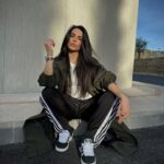 Julia Morgante Instagram – bonne soirée à toutes celles & ceux qui ne se feront pas Saint-Valentiner ce soir 😌🌹✨ et les autres bah… vous likerez cette photo demain.