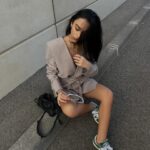 Julia Morgante Instagram – au cas ou des fois j’oublierais que je sais également porter une robe et des talons… encore une tenue full @prettylittlething pour ne pas changer 👽

#collaborationcommerciale