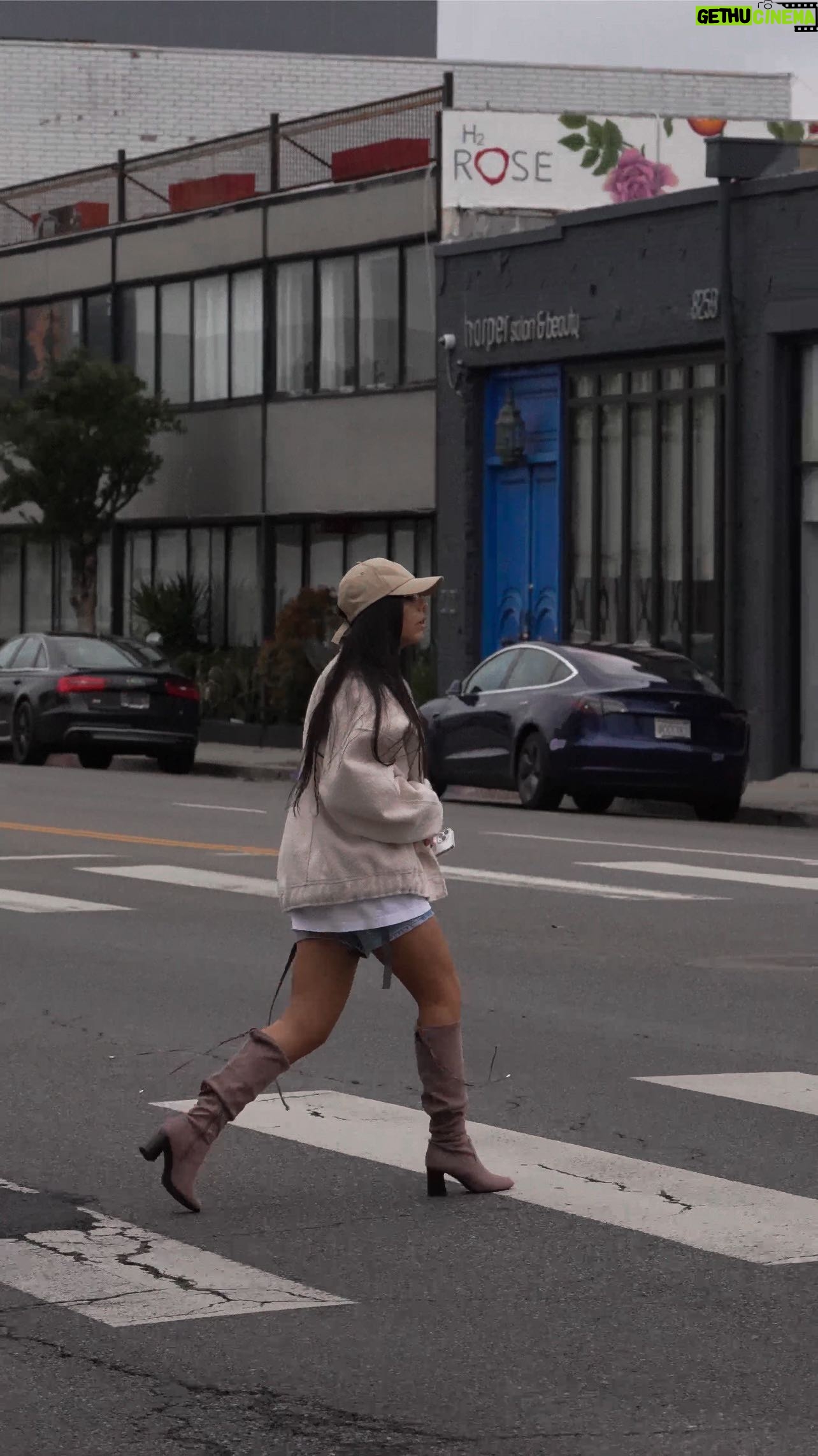 Julia Morgante Instagram - imiter une fausse paparazzade en plein milieu de Los Angeles ? check 🤟🏼 mention spéciale pour ma tenue dans laquelle j’ai adoré shooter, avec le détail BOTTES (hors de ma zone de confort) que que trouve trop belles ! bottes : @chaussea_officiel (ad) code : JULIA15 pour -15% sur tout le panier frais de ports dès 20€ d’achat images ( veste mdr) : @lilybarriere toujours aux côtés de @masinfluenceragency 🫶🏼