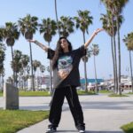 Julia Morgante Instagram - LAST DAY ! de retour sur Venice Beach un an après, quel plaisir de retrouver le bord de mer Californien 🌞 niveau cheveux on reste sur un effet gaufré que j’adore, sans oublier ma routine cheveux @schwarzkopf ULTIMATE REPAIR, shampoing réparateur soin réparateur express spray protection chaleur ! merci d’avoir été parmi nous durant ce séjour aux côtés de @masinfluenceragency 🤟🏼 ad #schwarzkopfcreators #schwarzkopf photo : @lilybarriere
