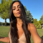 Julia Morgante Instagram - narcisse time 🪭 une robe, une crise d’allergie, un duck face de cagole & une tranche de jambon cru en ce dimanche caniculaire. (il fallait vraiment que je sois de mariage pour de nouveau porter une robe…)