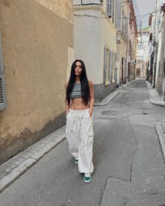 Julia Morgante Instagram - t’as mis le kimono ? pant @prettylittlething 🤌🏼