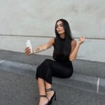 Julia Morgante Instagram - oui oui c’est bien moi, je me suis juste perdue sur le site @prettylittlething et j’ai pas pu résister à leur dernière collection en collab avec @naomi 🩶 #pltbynaomi #collaborationrémunérée