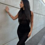 Julia Morgante Instagram - oui oui c’est bien moi, je me suis juste perdue sur le site @prettylittlething et j’ai pas pu résister à leur dernière collection en collab avec @naomi 🩶 #pltbynaomi #collaborationrémunérée