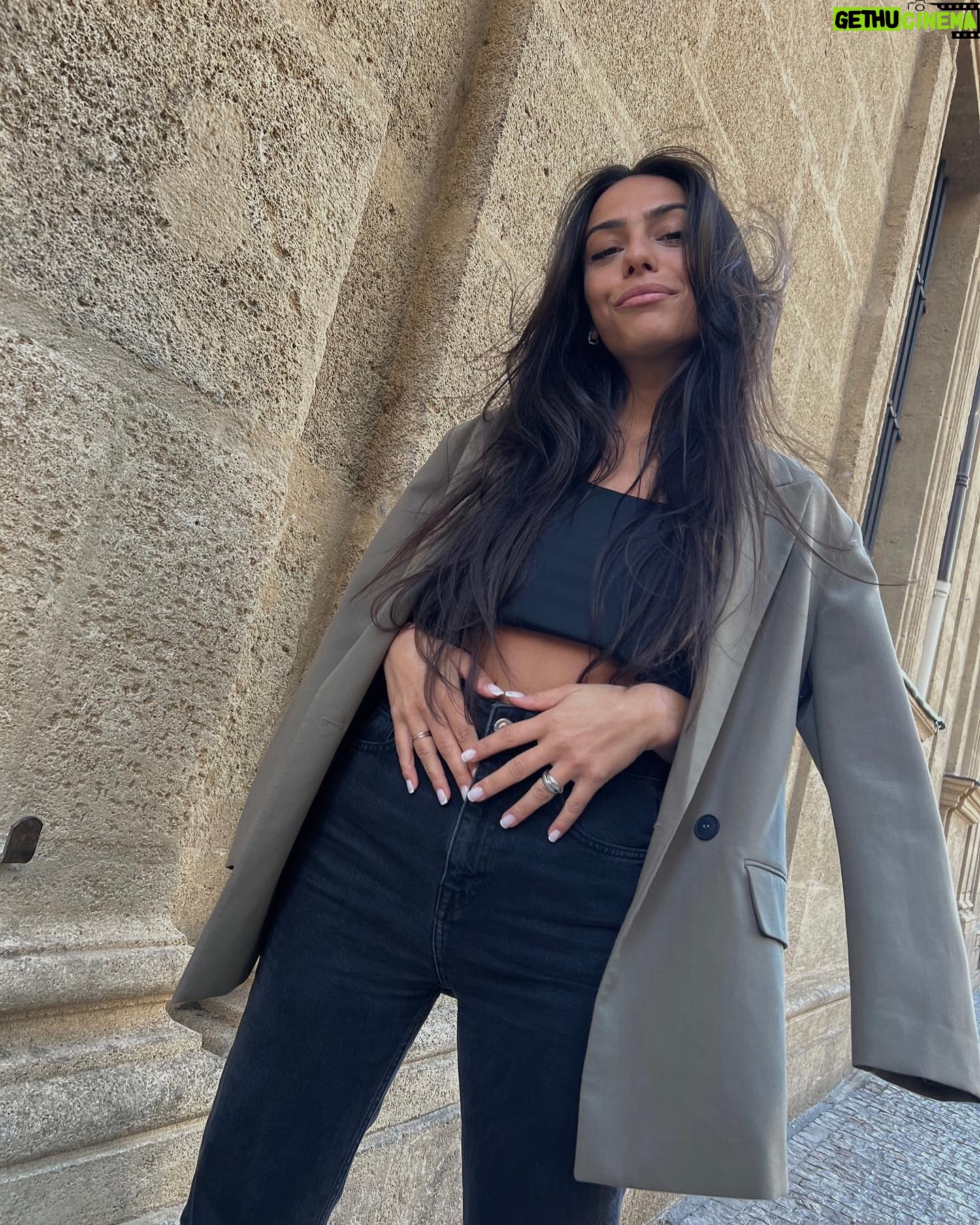 Julia Morgante Instagram - je passe de 27 à 34 ans juste en enlevant 20cm de cheveux, (et en oubliant de FaceApp ma figure aussi) c’est fabuleux 🪐 passez une bonne journée guyz ! (en espérant que ma présence sur instagram soit aussi régulière que celle que j’ai sur tiktok) mes ongles : @les._.demoiselles