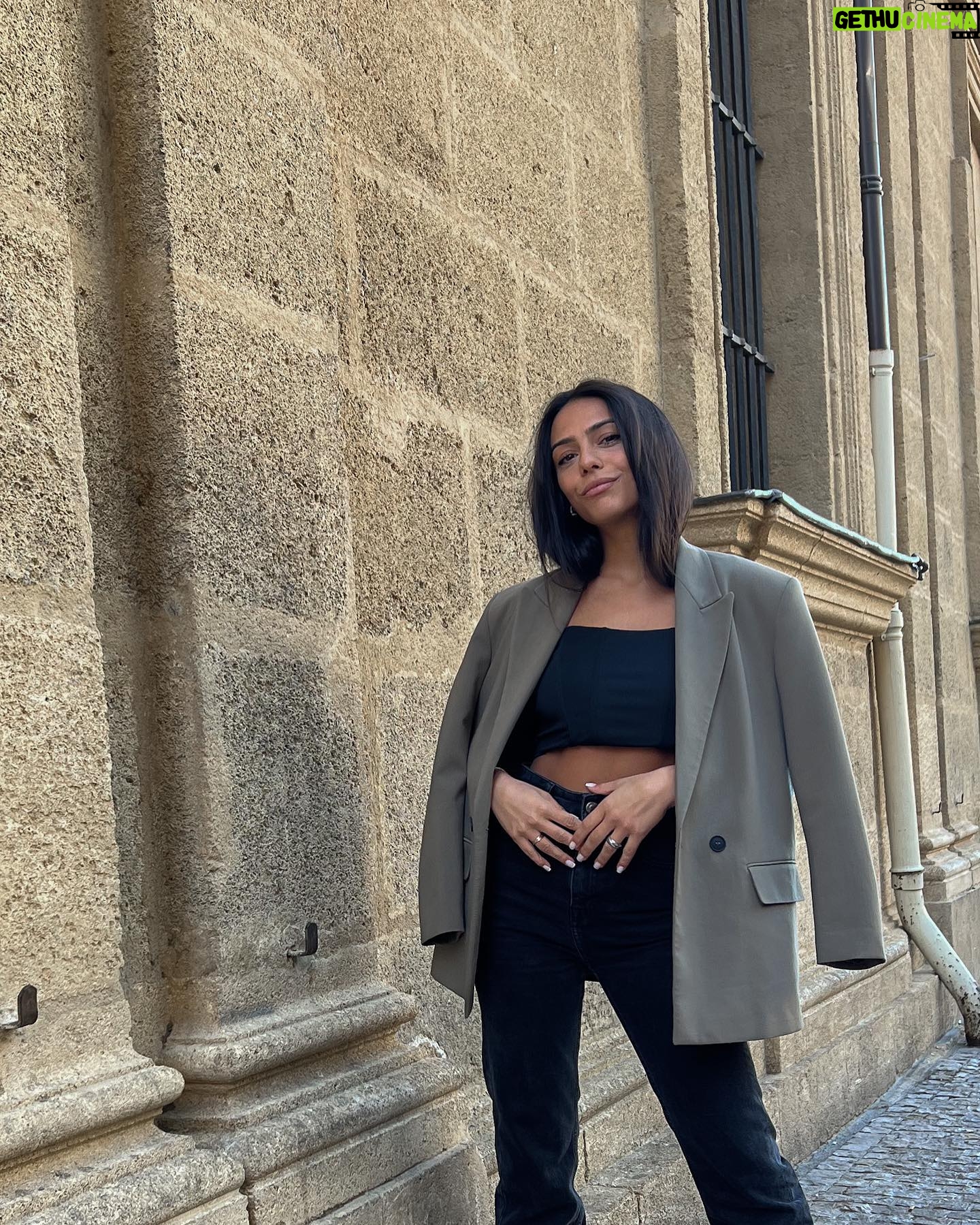 Julia Morgante Instagram - je passe de 27 à 34 ans juste en enlevant 20cm de cheveux, (et en oubliant de FaceApp ma figure aussi) c’est fabuleux 🪐 passez une bonne journée guyz ! (en espérant que ma présence sur instagram soit aussi régulière que celle que j’ai sur tiktok) mes ongles : @les._.demoiselles