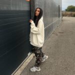 Julia Morgante Instagram - PASSION gros sweat oversize ! encore une tenue full @prettylittlething 🌵(et sans vouloir influencer personne, sachez qu’en ce moment le site présente -40%, bon timming pour se refaire une garde robe d’hiver oupsssiii) #collaboration #jailissémafigure