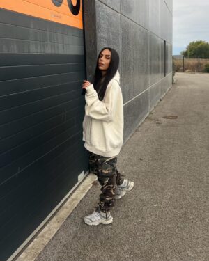 Julia Morgante Instagram - PASSION gros sweat oversize ! encore une tenue full @prettylittlething 🌵(et sans vouloir influencer personne, sachez qu’en ce moment le site présente -40%, bon timming pour se refaire une garde robe d’hiver oupsssiii)

#collaboration #jailissémafigure