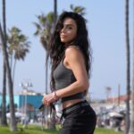 Julia Morgante Instagram - je crois que la plus jolie c’est la 2ème mais j’suis pas sûre 🤘🏼 photo @lilybarriere ( faceapp pour se lisser la figure, classique) haut @revolve offert pendant le festival pantalon @sheinofficial (tapez « EZwear Pantalon Cargo Taille Haute À Poche À Rabat » même si c’est pas une photo sponso il est tellement confort que je me dois de vous le repartager, c’est kdo, de rien)