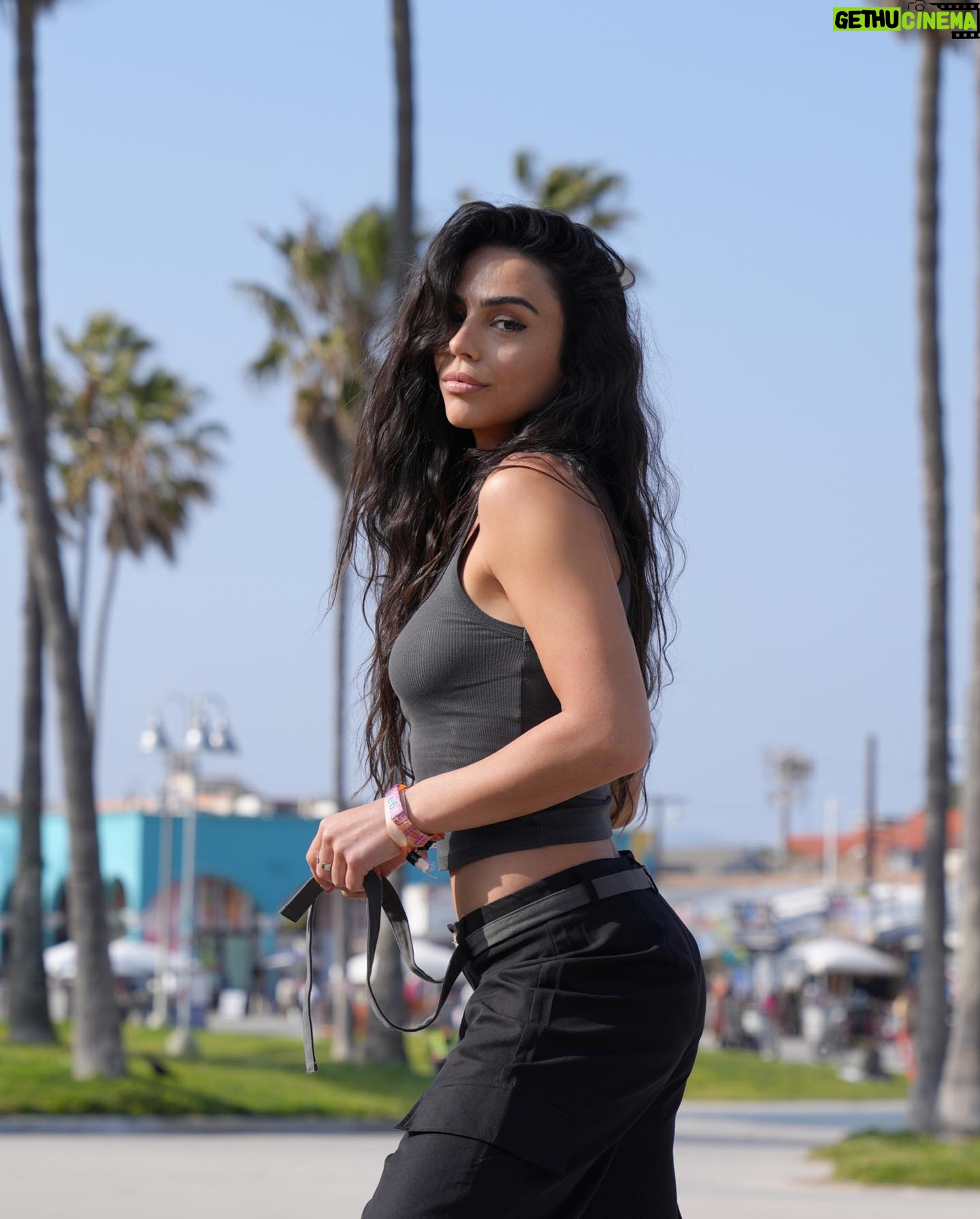 Julia Morgante Instagram - je crois que la plus jolie c’est la 2ème mais j’suis pas sûre 🤘🏼 photo @lilybarriere ( faceapp pour se lisser la figure, classique) haut @revolve offert pendant le festival pantalon @sheinofficial (tapez « EZwear Pantalon Cargo Taille Haute À Poche À Rabat » même si c’est pas une photo sponso il est tellement confort que je me dois de vous le repartager, c’est kdo, de rien)