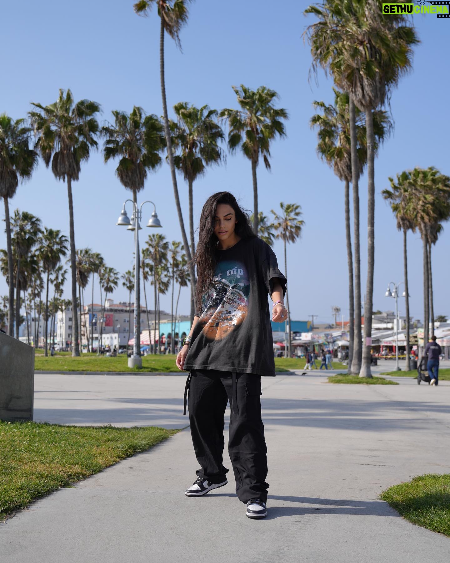 Julia Morgante Instagram - je crois que la plus jolie c’est la 2ème mais j’suis pas sûre 🤘🏼 photo @lilybarriere ( faceapp pour se lisser la figure, classique) haut @revolve offert pendant le festival pantalon @sheinofficial (tapez « EZwear Pantalon Cargo Taille Haute À Poche À Rabat » même si c’est pas une photo sponso il est tellement confort que je me dois de vous le repartager, c’est kdo, de rien)