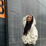 Julia Morgante Instagram – PASSION gros sweat oversize ! encore une tenue full @prettylittlething 🌵(et sans vouloir influencer personne, sachez qu’en ce moment le site présente -40%, bon timming pour se refaire une garde robe d’hiver oupsssiii)

#collaboration #jailissémafigure