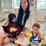 Julia Paredes Instagram - Chère endométriose, voilà plus de 10 ans que j’apprends à vivre avec toi , j’ai décidé aujourd’hui de dire stop, stop à ces douleurs , à cette fatigue chronique, à ces vertiges et nausées et ces saignements à longueur de journée . J’ai fait confiance à la chirurgie robotique et à mon médecin qui hier m’a retiré toute mon endométriose et mon adenomyose. Je suis toujours dans mon lit d’hôpital et je peine encore à me lever, à marcher ou même à respirer correctement mais je sais que des que ces symptômes disparaîtront je vais revivre. Ça me paraît encore irréel de vivre normalement sans douleur et sans contrainte car je vie depuis des années avec cette maladie qui m’empêchais d’être la vraie moi, cette fille pleine d’énergie et d’ambitions , de joie de vivre , je n’arrivais plus à rien au fur et à mesure que cette maladie grandissait et causait de plus en plus de dégâts . À partir d’aujourd’hui je vais redevenir cette fille je l’espère et une maman en pleine forme pour mes deux trésors . Je tiens aussi à remercier mon chirurgien ainsi que toutes les infirmières et personnels de l’hôpital qui ont été aux petits soins avec moi. Mais aussi à vous qui avez été d’un grand soutien ❤️ Au premier jour du reste de ma vie #endometriose#endogirl#chirurgie#robotique#dubai