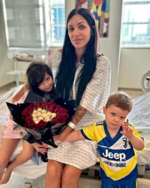 Julia Paredes Instagram - Chère endométriose, voilà plus de 10 ans que j’apprends à vivre avec toi , j’ai décidé aujourd’hui de dire stop, stop à ces douleurs , à cette fatigue chronique, à ces vertiges et nausées et ces saignements à longueur de journée . J’ai fait confiance à la chirurgie robotique et à mon médecin qui hier m’a retiré toute mon endométriose et mon adenomyose. Je suis toujours dans mon lit d’hôpital et je peine encore à me lever, à marcher ou même à respirer correctement mais je sais que des que ces symptômes disparaîtront je vais revivre.  Ça me paraît encore irréel de vivre normalement sans douleur et sans contrainte car je vie depuis des années avec cette maladie qui m’empêchais d’être la vraie moi, cette fille pleine d’énergie et d’ambitions , de joie de vivre , je n’arrivais plus à rien au fur et à mesure que cette maladie grandissait et causait de plus en plus de dégâts . À partir d’aujourd’hui je vais redevenir cette fille je l’espère et une maman en pleine forme pour mes deux trésors . Je tiens aussi à remercier mon chirurgien ainsi que toutes les infirmières et personnels de l’hôpital qui ont été aux petits soins avec moi. Mais aussi à vous qui avez été d’un grand soutien ❤️
Au premier jour du reste de ma vie 
#endometriose#endogirl#chirurgie#robotique#dubai