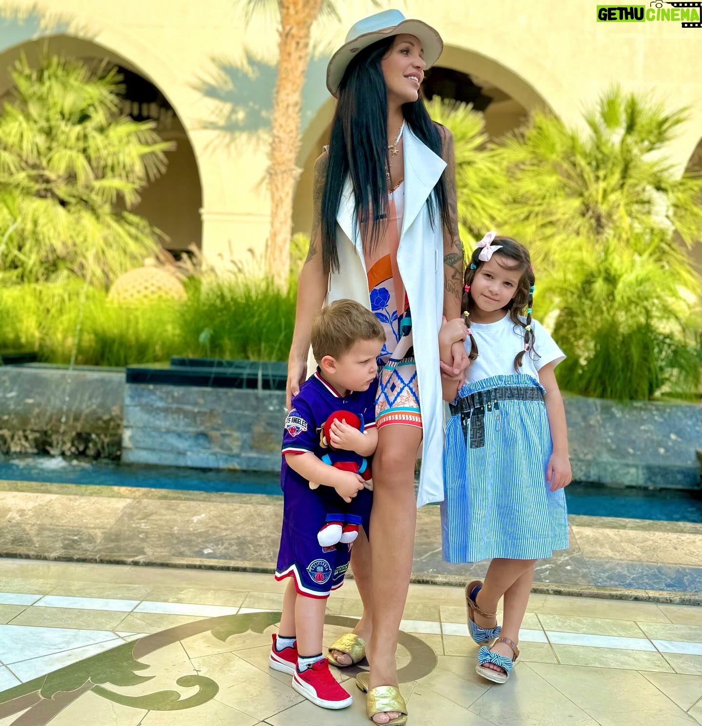 Julia Paredes Instagram - 3 semaines de vacances pour mes baby’s , j’essaie de les occuper avec des activités à la maison ou à l’extérieur, des sorties, des spectacles et j’adore passer tous ces moments avec eux ❤️ #dubai#kids#hollydays#instagood#instagram