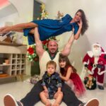 Julia Paredes Instagram - La famille Parisi vous souhaite un joyeux Noël 🎄 😘 #christmas#merrychristmas#family