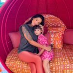Julia Paredes Instagram - Une semaine privilégiée avec ma petite princesse, j’ai fait en sorte pendant ses vacances de lui prévoir des activités qu’elle adore, ca nous a fait énormément de bien . Elle a 6 ans elle grandit à une vitesse folle mais ça restera toujours mon premier bébé ❤️