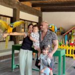 Julia Paredes Instagram - 📍 Emirates Park zoo , Abu Dhabi Un super week end en famille dans un super endroit ! On a dormi face aux girafes 🦒, donner à manger aux animaux, petit déjeuné avec les perroquets 🦜 Tout est fait pour les enfants mais aussi pour les parents ! Bref complètement dépaysant je vous conseille vraiment d’y aller au moins une fois vous allez adorer ! @emiratesparkzoo #family#fun#animals#collaboration#invitation