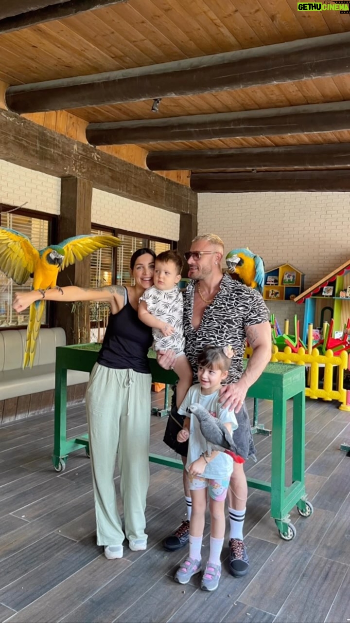 Julia Paredes Instagram - 📍 Emirates Park zoo , Abu Dhabi Un super week end en famille dans un super endroit ! On a dormi face aux girafes 🦒, donner à manger aux animaux, petit déjeuné avec les perroquets 🦜 Tout est fait pour les enfants mais aussi pour les parents ! Bref complètement dépaysant je vous conseille vraiment d’y aller au moins une fois vous allez adorer ! @emiratesparkzoo #family#fun#animals#collaboration#invitation