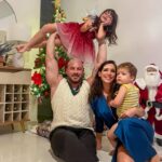 Julia Paredes Instagram - La famille Parisi vous souhaite un joyeux Noël 🎄 😘 #christmas#merrychristmas#family